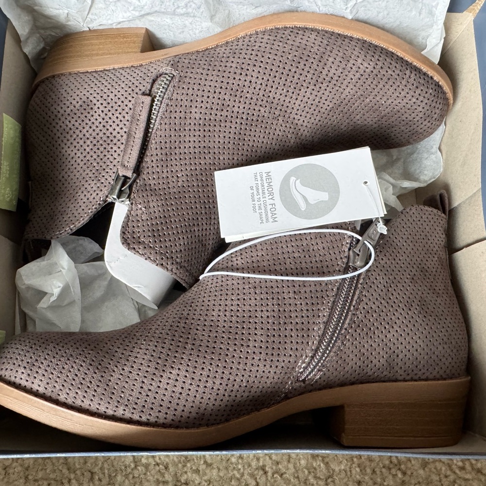Universal Thread Dylan Booties